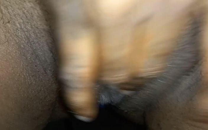 Super sexy ebony cuties: नग्न आउटडोर मूतना मेरी गीली चूत में उंगली कर रहा है