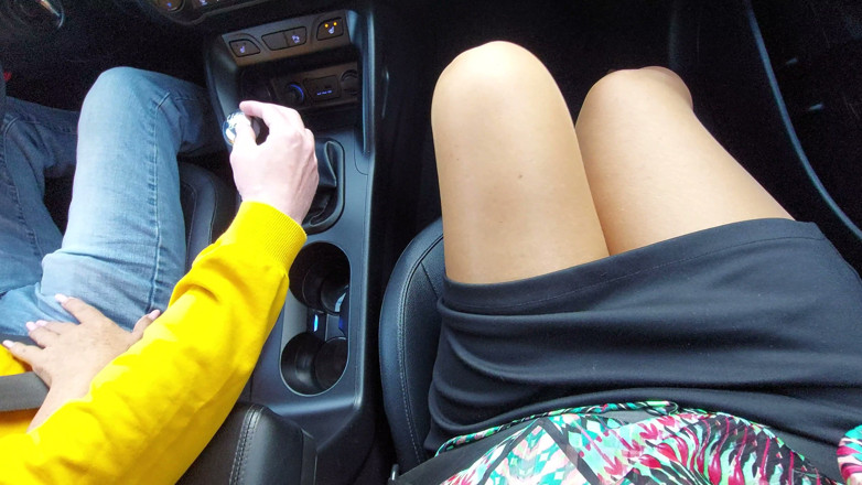 Step Mommy: O mamă sexy elegantă și frumoasă comandă un taxi dimineața în drum...