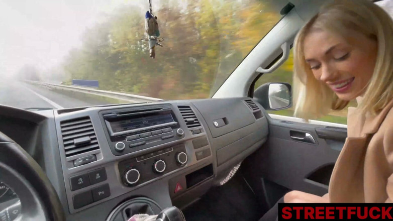STREETFUCK: Scopata in strada sky pierce