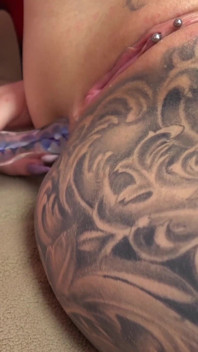 La calda troietta rossa taylor nicole si riempie il culo di un dildo!