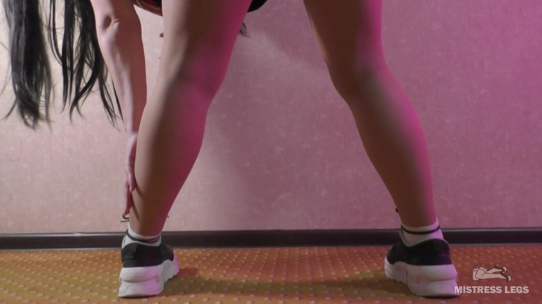Mistress Legs: Hangat dalam kasut dan stoking putih mengusik