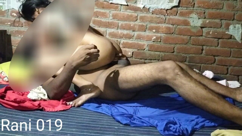 Rakesh: Marido llamó Rani Bhabhi al dormitorio y la folló