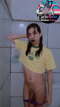 브라질산 티셔츠를 입은 카를라 창녀와 단단한 자지