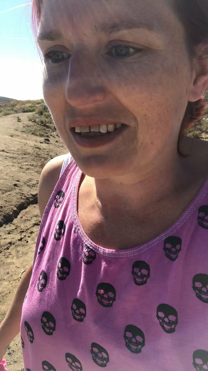 MistressWriggler: 第一人称视角在阳光明媚的秋天在池塘边撒尿，喝了太多的咖啡并被抓到