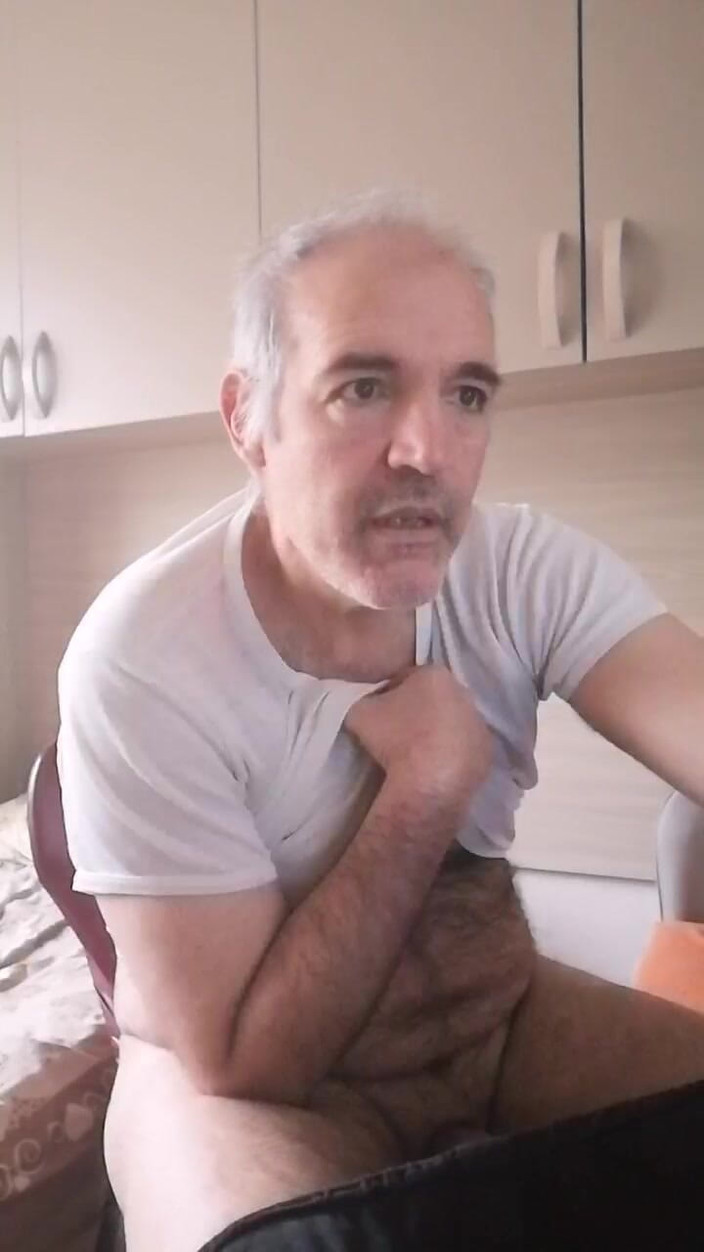 Setesesso7: Eu masturbo meu pau duro, mijo duas vezes na garrafa...