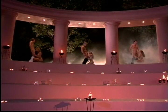 Hot Girlz: Симпатичные и сексуальные знаменитости занимаются интенсивной сценой на съемке