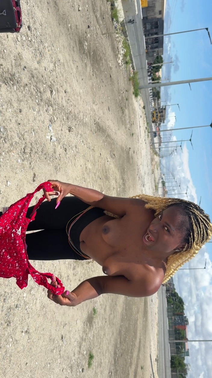 Spicyperry: Se mig klä på mig igen, på motorvägen.