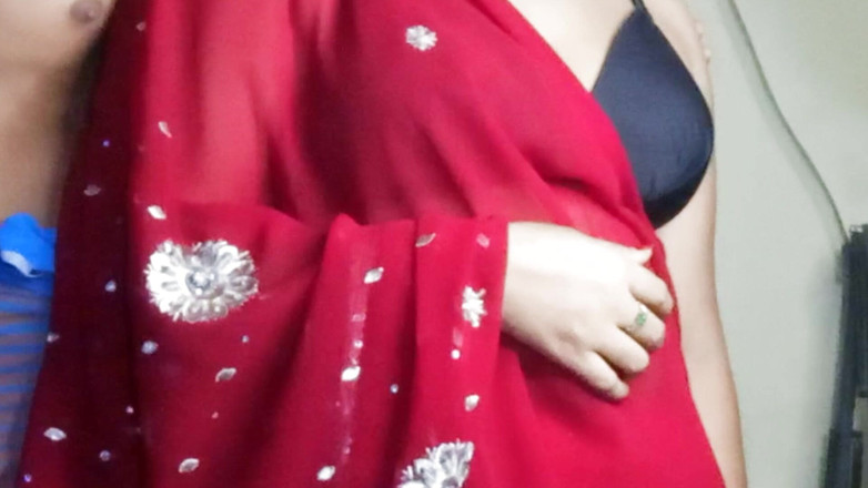 Dhaka studio: 집에서 재회하는 인도 섹스, 야간 근무를 위해 떠난 남편, 룸 파트너와의 격렬한 로맨스 시작