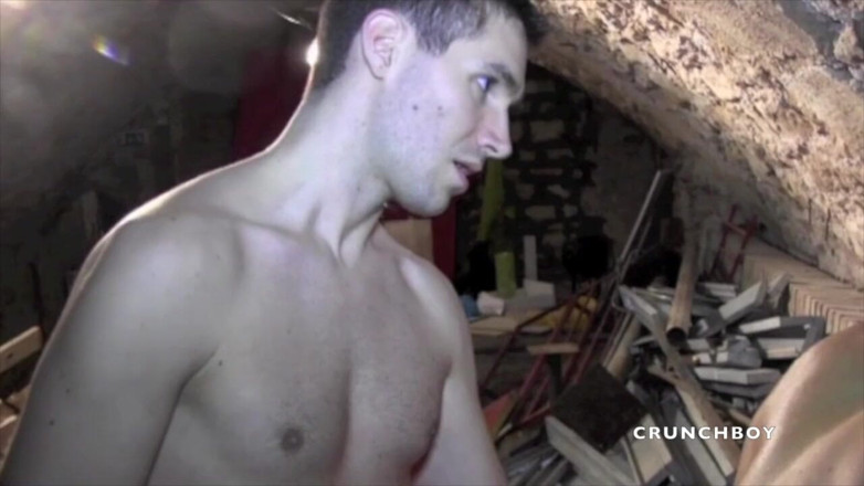 STRAIGHT BOY CURIOUS: Juan Perez ošukaný strait boy fucirous v diskret suterénu