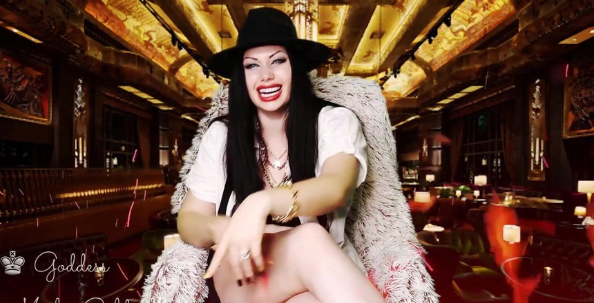 Goddess Misha Goldy: 我现在想要你为我吮吸鸡巴！立即做，Little fagot！你会成为我的鸡巴吹箫者，我会嘲笑你并做出来