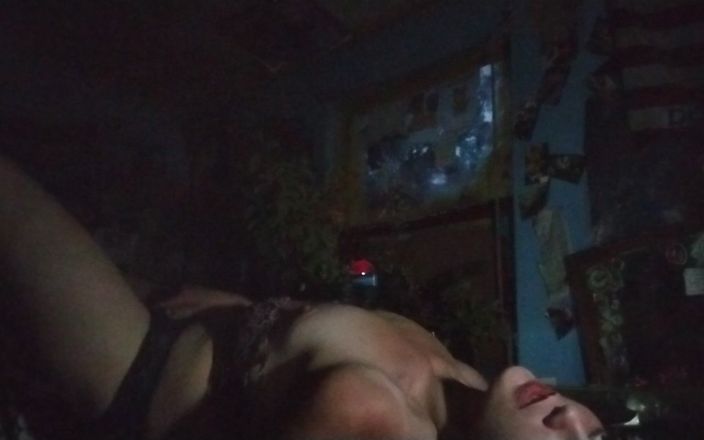 Freakshowsuckerr: Vacker brunett leker med sig själv på soffan