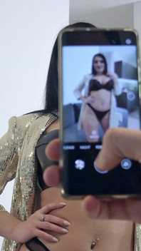 Německý skaut - Velká prsa a perfektní zadek Honey Demon vyzvedněte na casting šukání