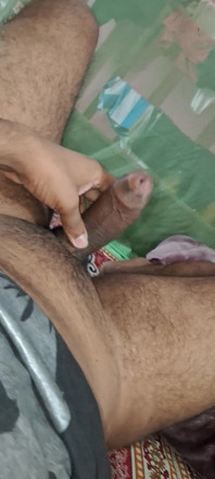 Un Étudiant Qui Se Masturbait La Nuit, Il a Renversé Beaucoup De Sperme Sur Son Ventre.