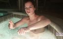 Dream Girls: Тусовщицы используют горячие струи в ванне, чтобы попытаться кончить