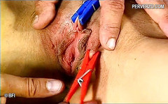 Slave Seks: Potetovaný chlap hrubě mučí milfku