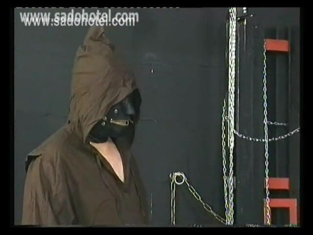 Dark room of slave seks: Herrin Pain_pain 092