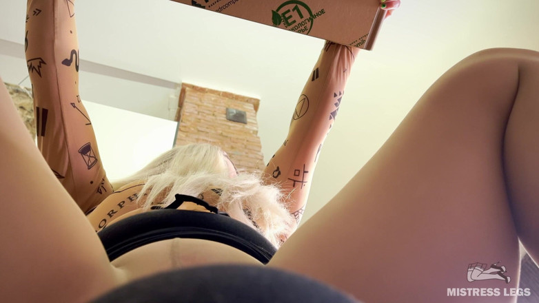 Mistress Legs: Fată plesnind cu picioarele mele goale și Desert cu stând pe...