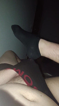 Un garçon pulpeux jouit dans des sous-vêtements noirs
