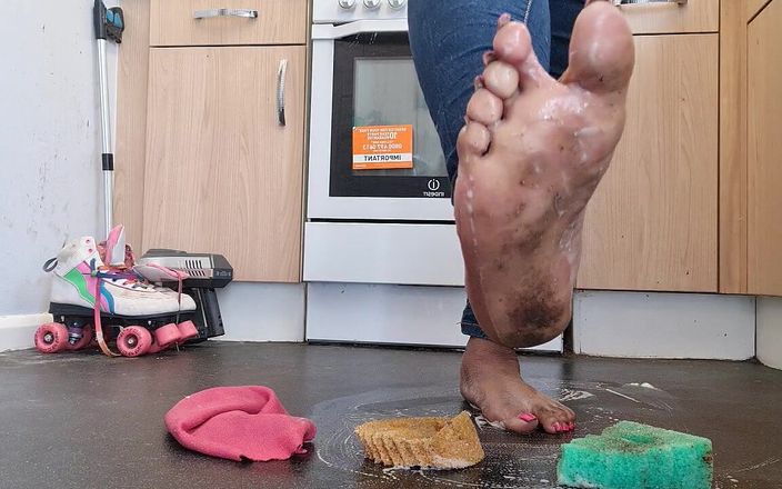 Simp to my ebony feet: Pulizia del pavimento con i piedi sporchi