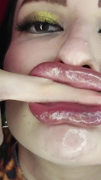 Bimbo goddess bibir yang pouty
