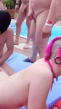 Outdoor gangbang with the MILF Miss Loly and the teen Zecke Laura - Only users are invited