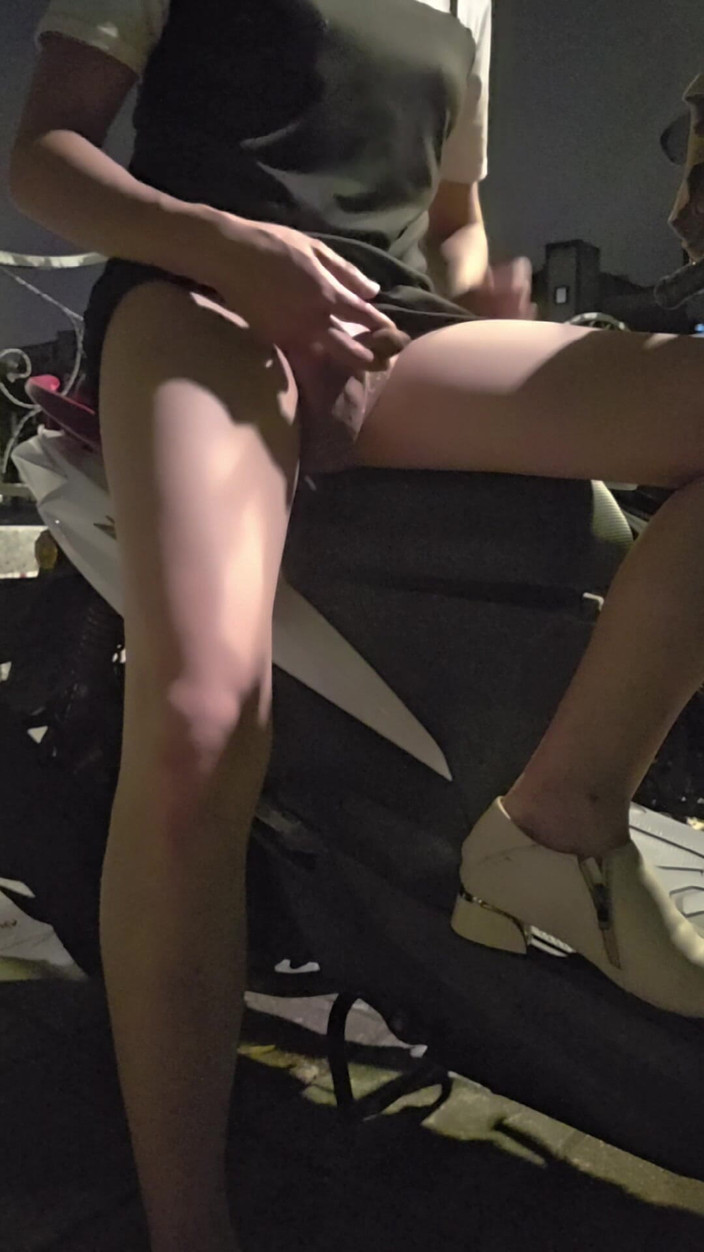 Taiwancdgirl: Pseudo-Niang Tingxuan tem um par de pernas lindas e se...