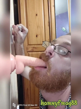 Hornyfrog88: Der behaarte femboy wird geil