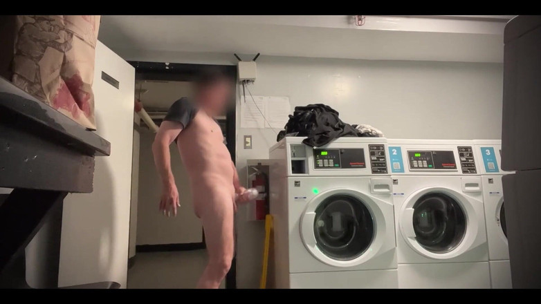 ScottyNaughty69: Nudità mentre me lo accarendo! Quasi beccato!