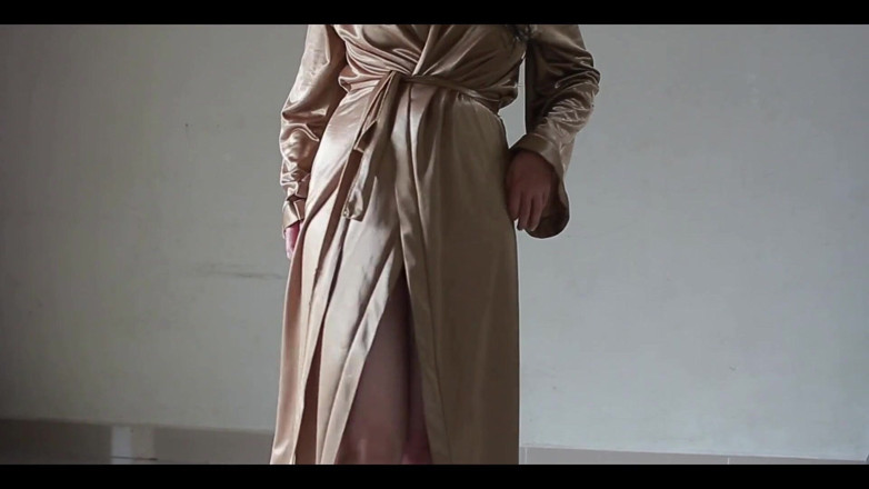 deafheaven666: Awek Tobrut Indonesia memakai satin seksi semasa berkongkek