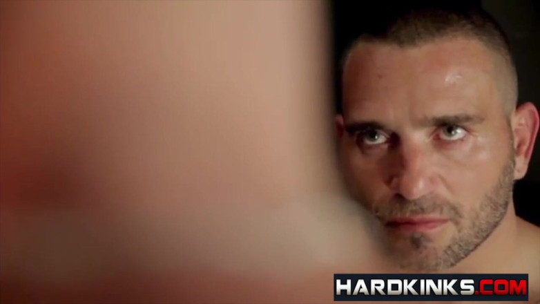 Hard Kinks: Hardkinks - un macho español con traje se folla a un...