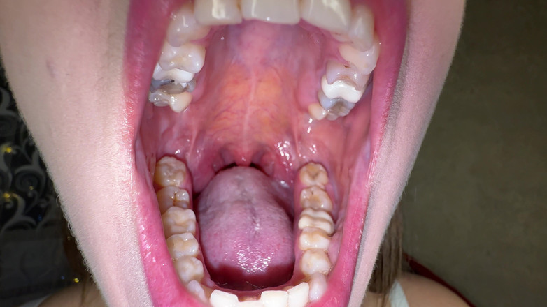 Hottie goddess: Ústa tajemství: tlustý bílý lak na mém jazyku