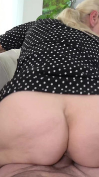 चोदने लायक मम्मी मोटे लंड पर उछलते हुए अपने विशाल स्तन दिखाती है