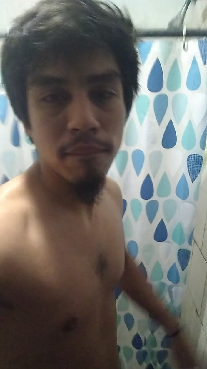 AlexAlejandro13: 화장실에서 당신을 기다리고 있어