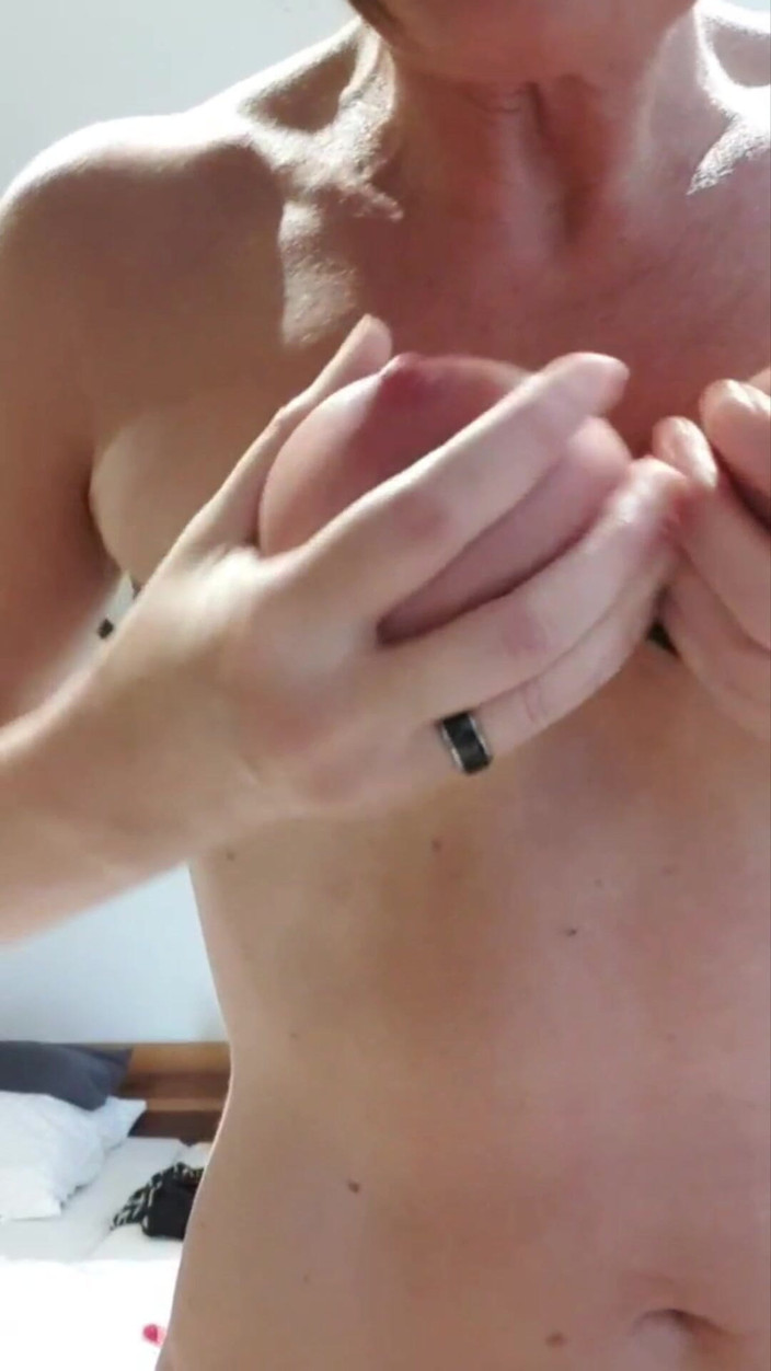 JulieEroticDress: 潮吹、小便和牛奶达到高潮