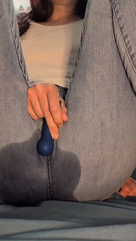 자위하는 동안 격렬한 오르가즘을 느끼는 여대생