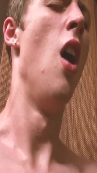 Dorstig naar sperma, magere Twink vindt het heerlijk als zijn rijpe vriend hem een pijpbeurt geeft op kantoor