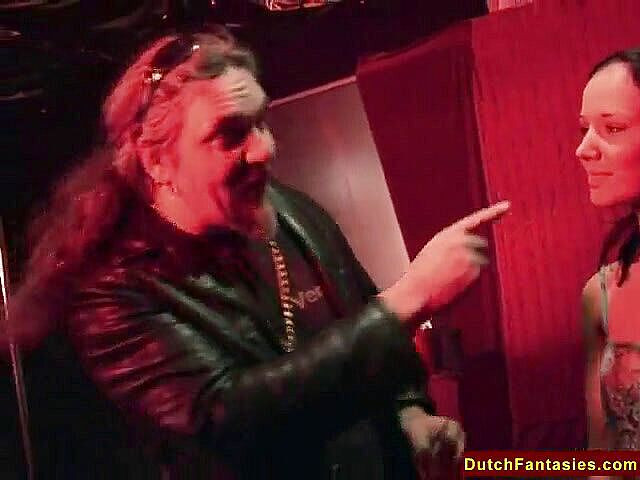Dutch Fantasies: Seksi esmer hatun adamın yarağını emiyor