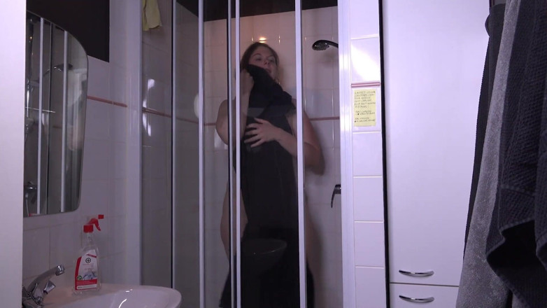 Porno Cloud: Ögonbindel milf med trekant