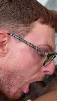 Une grosse bite de beau-père insémine un jeune trou blanc sexy