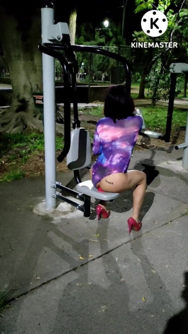 Traviezisha: Efeminat exercitarea (curul ei) într-un parc public sala de sport (cu un vibrator)...