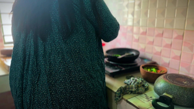 Your Boy's Cum: ホットなミルフ・ムスリムのバービーが、キッチンで料理をしている間にデバールにアナルセックスされる - アラブ人アナルセックス