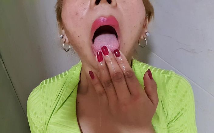AgataDelphine: मुझे अपनी उंगलियां चूसना पसंद है