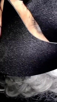 Esposa puta compartilhada curtindo no gloryhole cabin com amigos