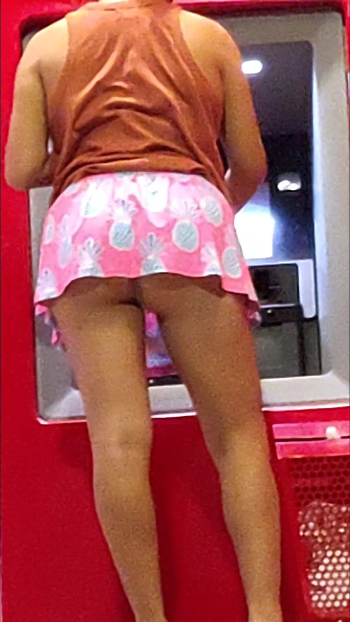 En la calle: Exhibición Minifalda Tanga Bonaca