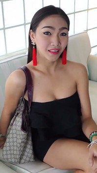 Ladyboystar - สาวสองที่น่ารักในชุดสีดําโพสท่าสําหรับเลนส์ของฉัน