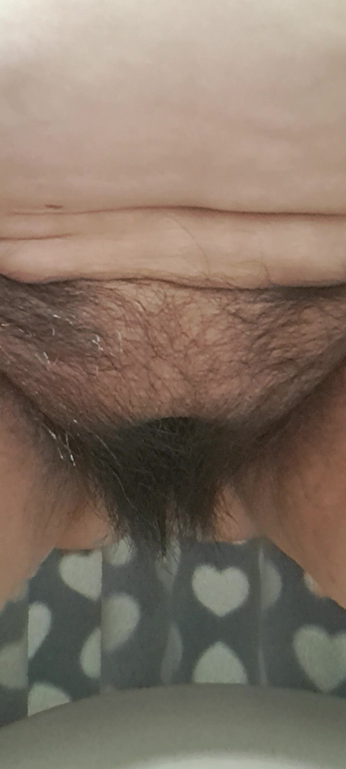Mommy big hairy pussy: I Drips Urine on Her Pussy Hairs