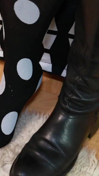 Siyah mini elbiseli Polka dot tayt ve çizme tacizi