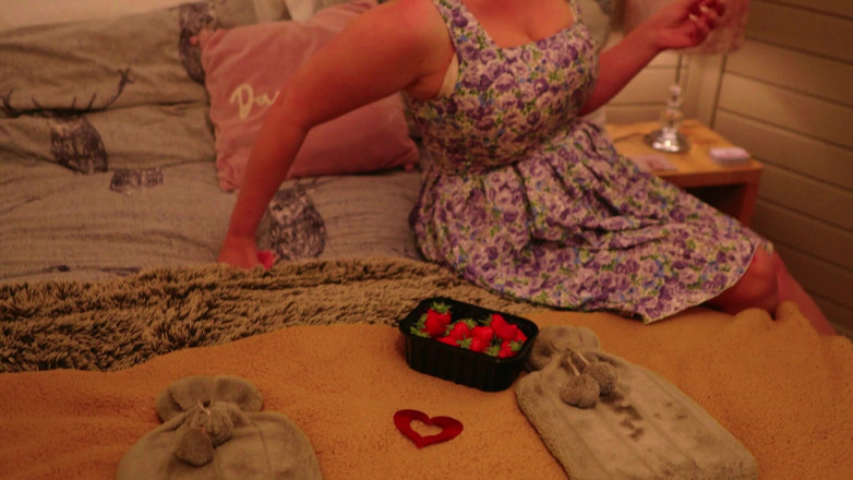 JessieHH: 与继母免费度假