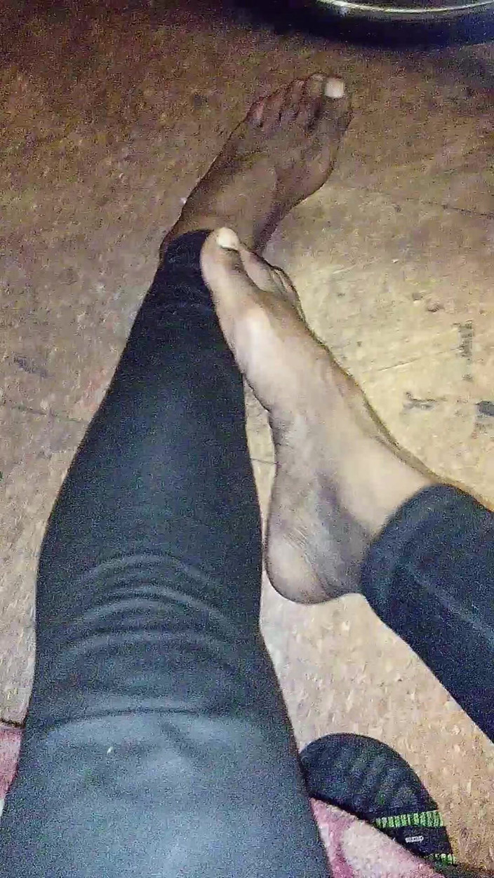 SweetDWillie456: Piernas largas muslos gruesos pies bonitos femboy abajo fetiche de...