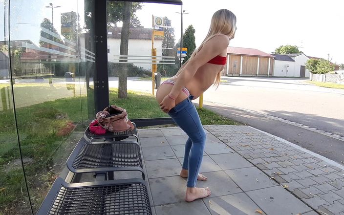 sweetfeet29: Sexy se muestra en público